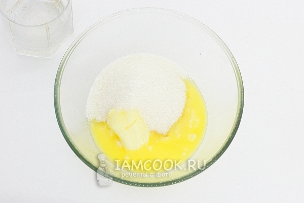 Соединить масло и сахар