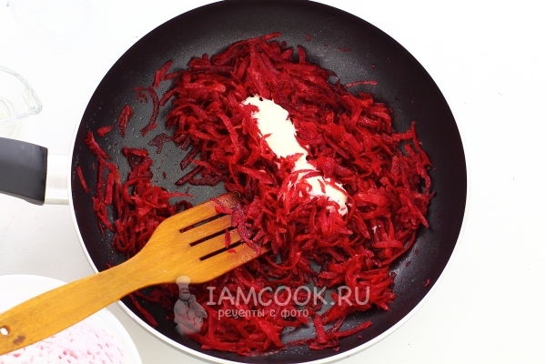 Положить сметану