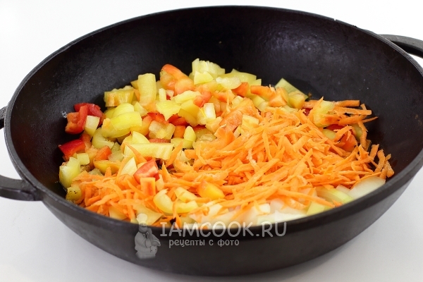 Обжарить овощи