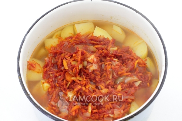 Положить зажарку к картофелю