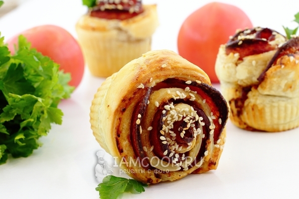 Фото розочек из слоеного теста с колбасой