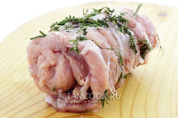 Замотать мясо с травами нитками