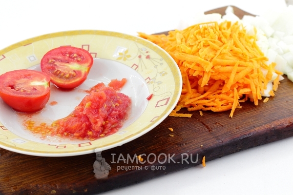 Натереть морковь и помидоры