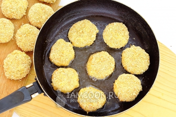 Положить котлеты на сковороду