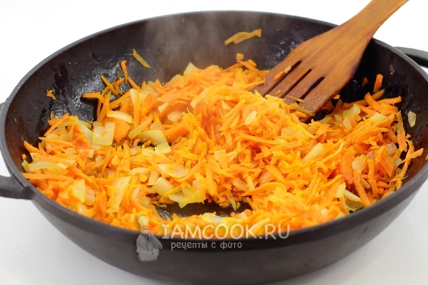 Обжарить лук с морковью