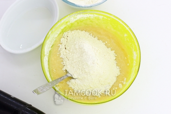 Всыпать муку