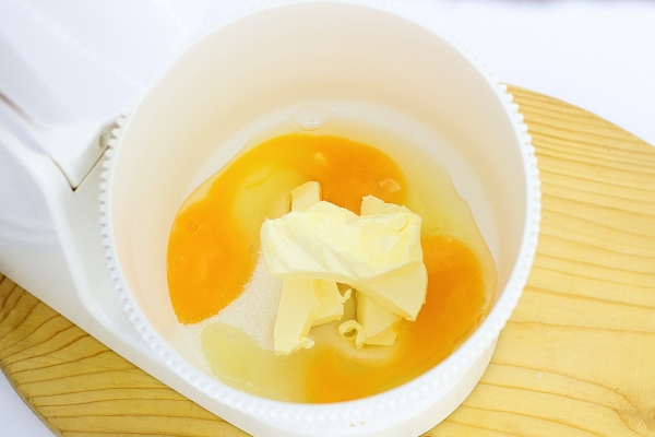 Соединить яйца, масло и сахар