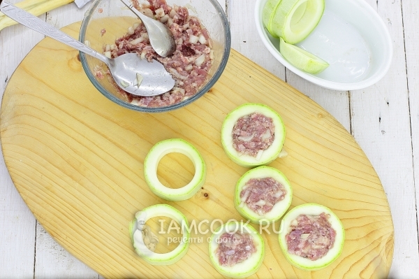 Выложить в кольца фарш