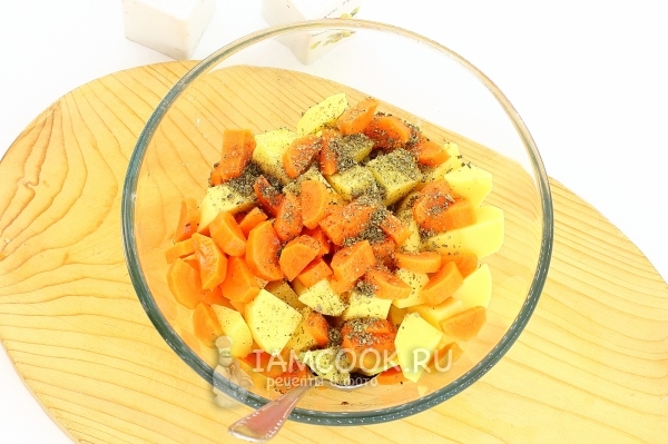 Посыпать овощи специями