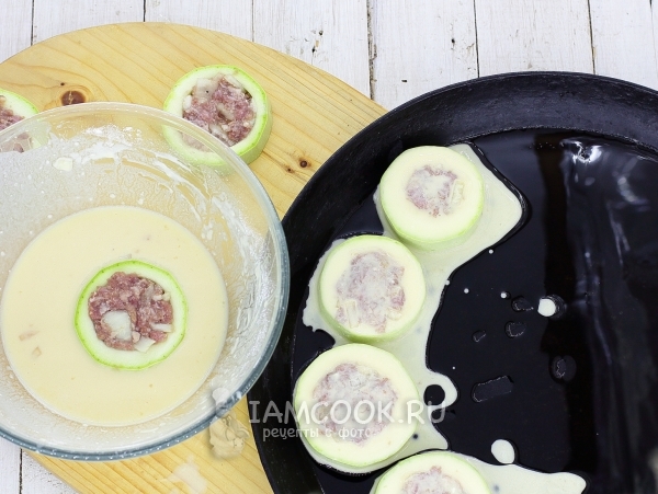 Обмакнуть кабачки с фаршем в кляре