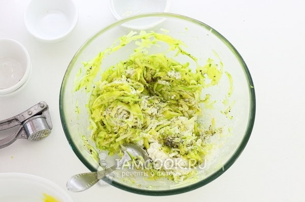 Всыпать муку