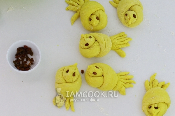 Сделать из изюма глазки