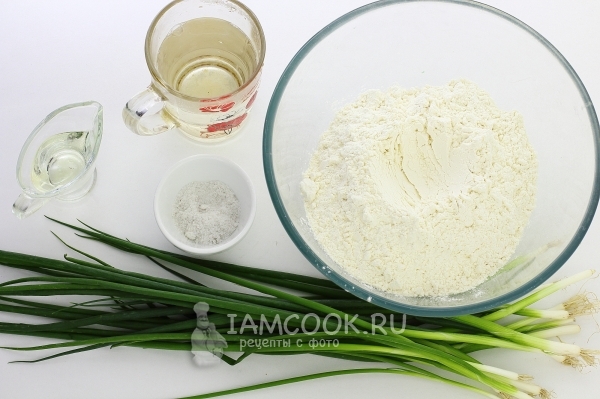 Ингредиенты для лепёшек с зеленым луком на сковороде