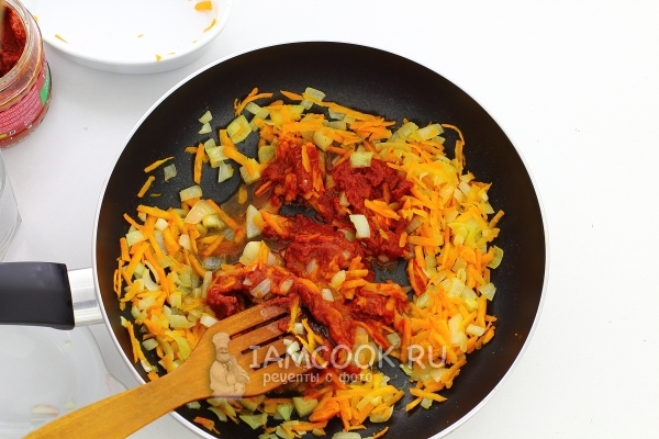 Положить томатную пасту