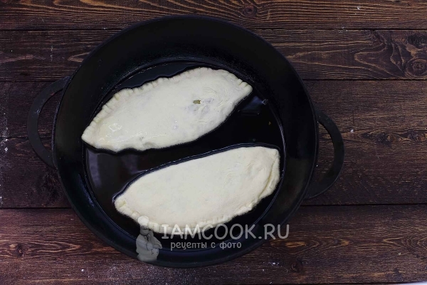 Положить на сковороду пирожки