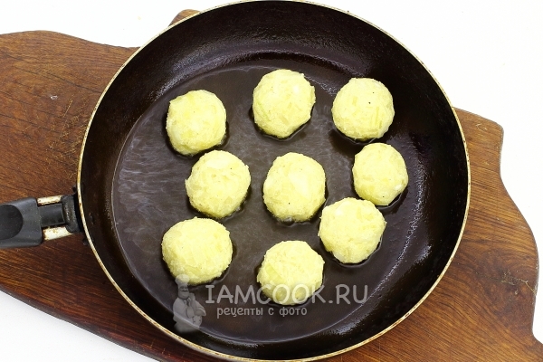 Положить на сковороду заготовки