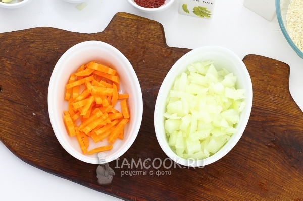 Порезать лук и морковь