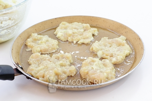 Выложить фарш на сковороду