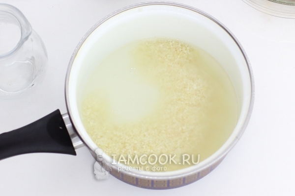 Залить рис водой