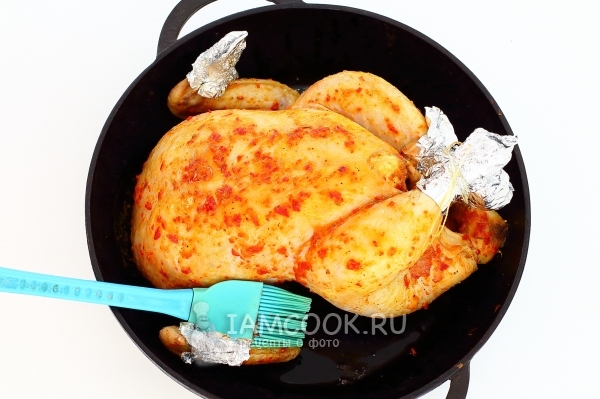 Обмазать курицу соком