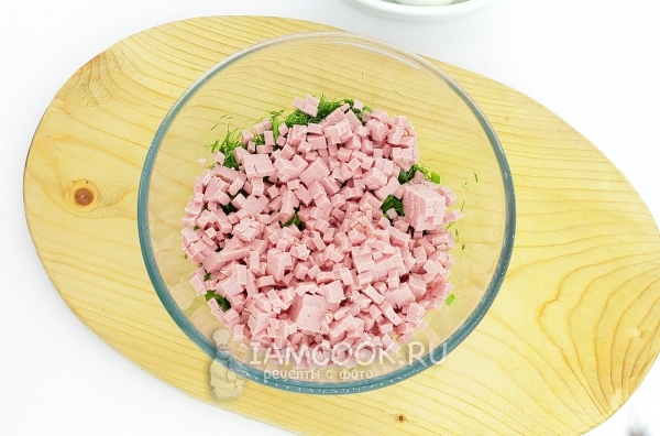 Крошим колбасу