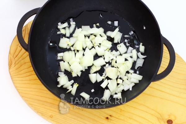 Обжарить лук