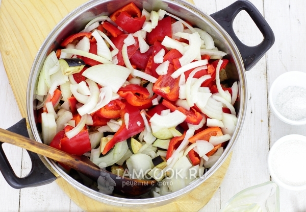 Добавить перец, лук и баклажан