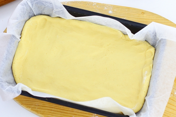 Положить тесто в форму