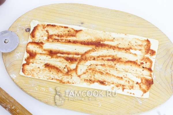 Разрезать тесто на полоски