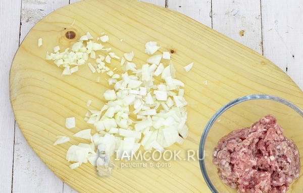 Порезать лук и чеснок