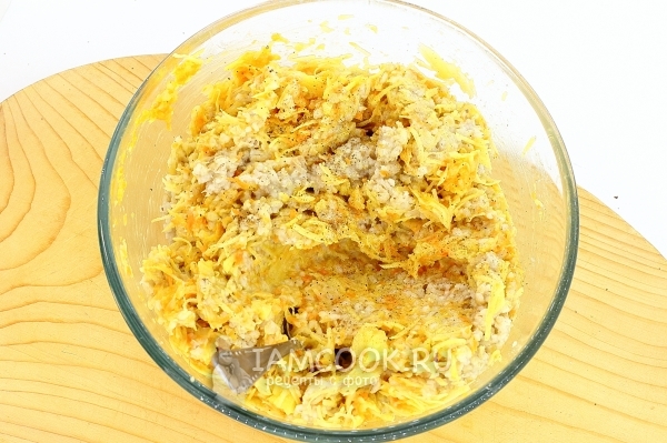 Соединить перловку с овощами и специями