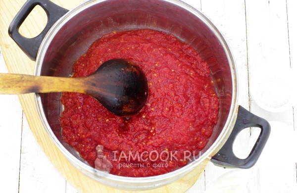 Нагреть смесь из помидоров и перцев