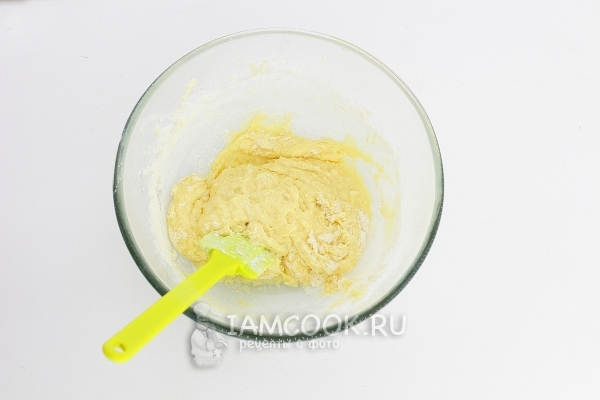 Влить молоко и размешать тесто