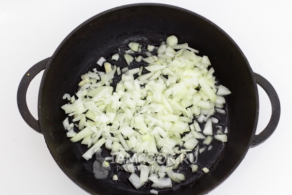 Обжарить лук
