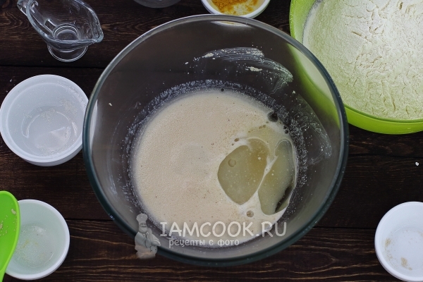 Влить масло