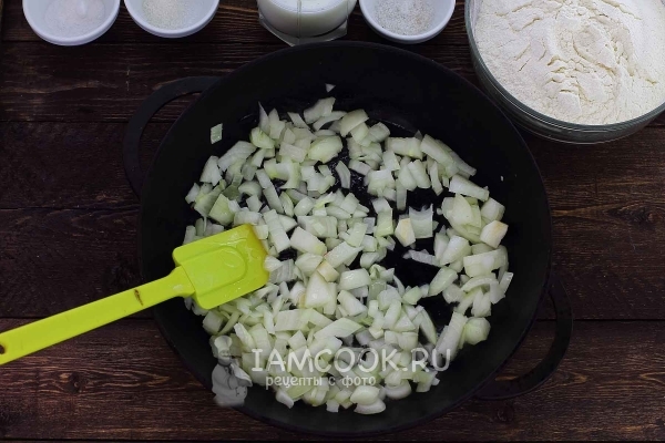 Обжарить лук