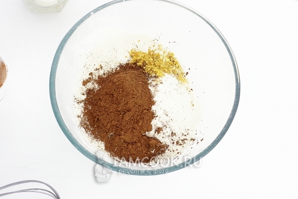 Соединить муку, какао и цедру