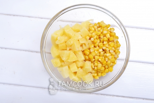 Положить кукурузу и ананасы