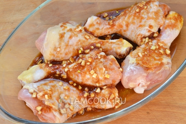Залить куриные ножки маринадом