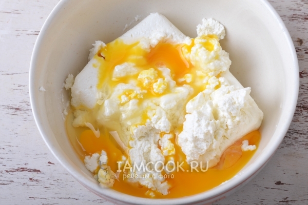 Соединить творог с яйцом