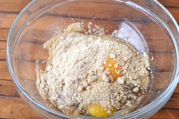 Соединить отруби с яйцами