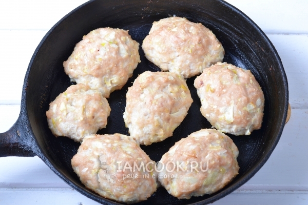 Запечь котлеты в духовке