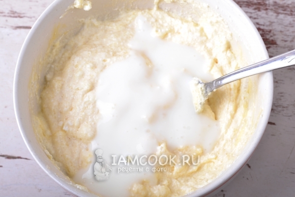 Добавить кефир и заменитель сахара