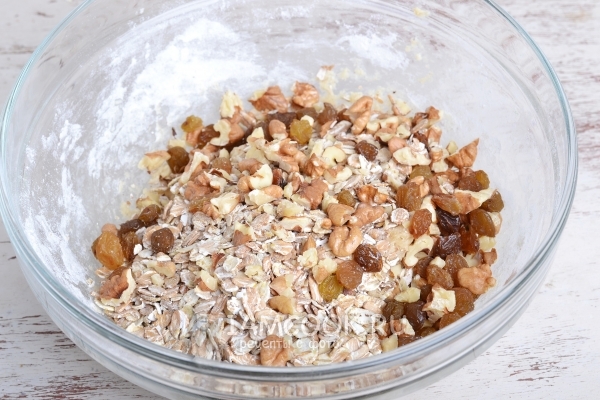 Добавить орехи и изюм