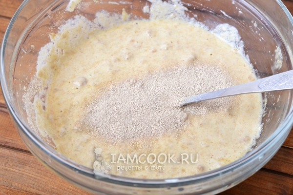 Добавить кефир и дрожжи