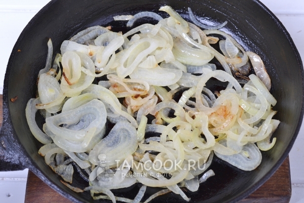 Обжарить лук
