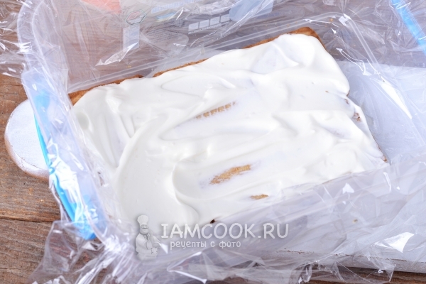 Смазать печенье сметаной