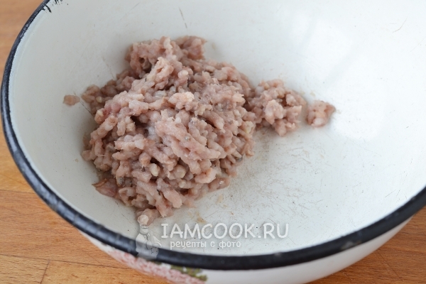 Перекрутить рыбу на мясорубке
