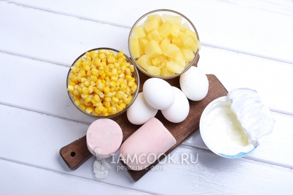 Ингредиенты для салата с ананасами, ветчиной и кукурузой