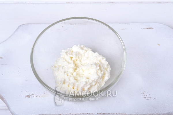 Размешать творог с сахаром
